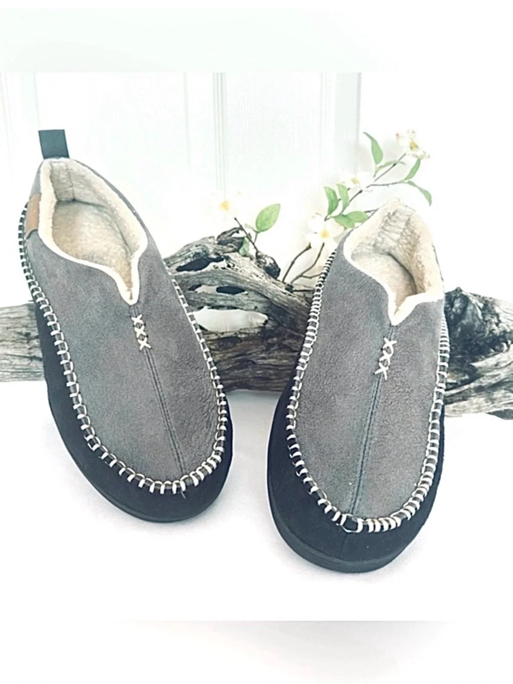 EVERFOAMS ~ Cozy Gray Sherpa-Lined Contrasting Stitching Slip-On Men’s Slippers